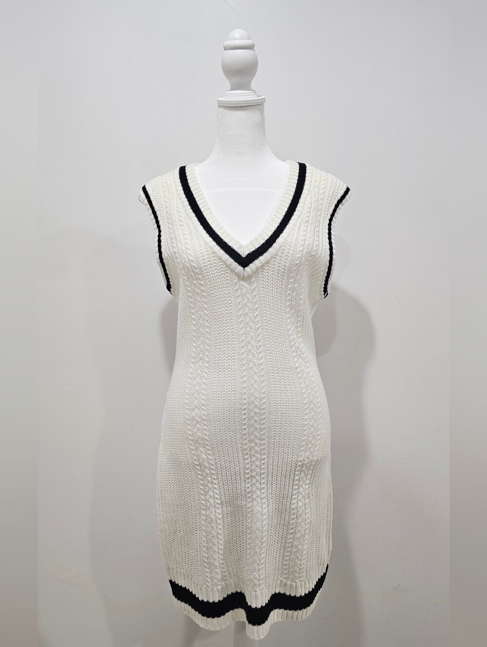 H&M White Cable-Knit Sleeveless V-Neck Tunic with Black Trim